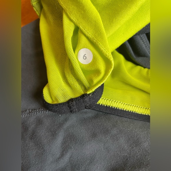 Women’s Lululemon Tank ( 6 ) - Picture 4 of 4
